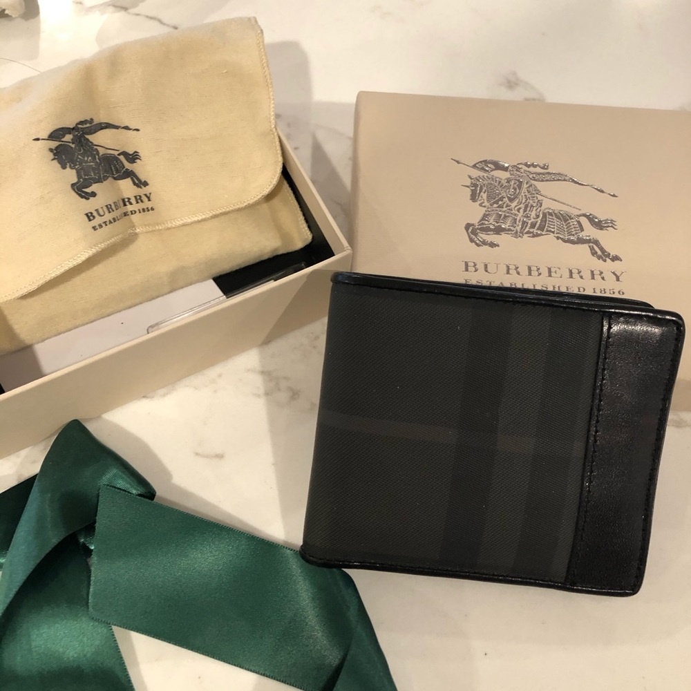 EUC Men Navy Burberry wallet
